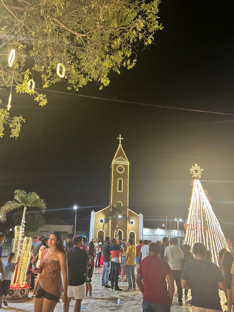 Prefeitura de Messias Targino mantém vivas as tradições natalinas com acendimento das luzes na praça central
